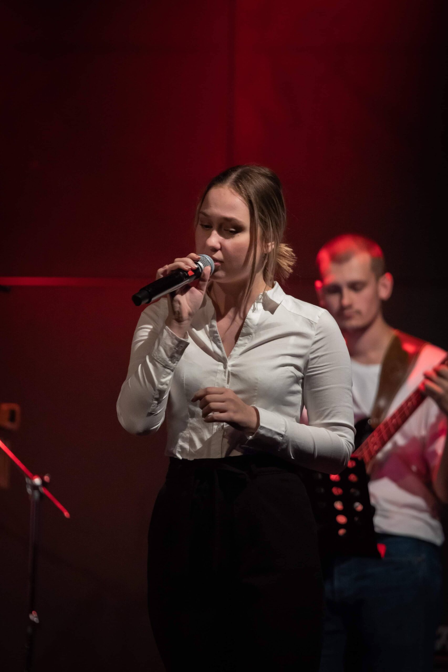 Julie Victoria optræder